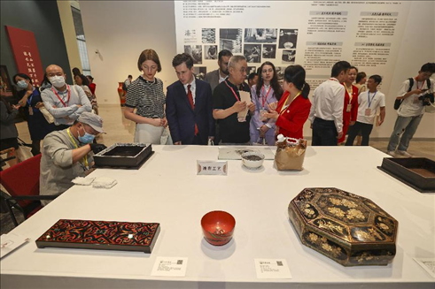 2023年5月28日，北京，推光漆器匠人為駐華使節(jié)展示技藝。