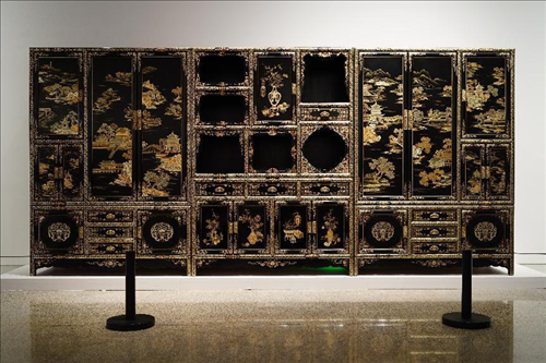 2023年7月9日，北京，中國工藝美術館·中國非物質文化遺產(chǎn)館，“山西特色專業(yè)鎮(zhèn)·平遙非遺雙寶中華行”展覽展出的推光漆器作品。