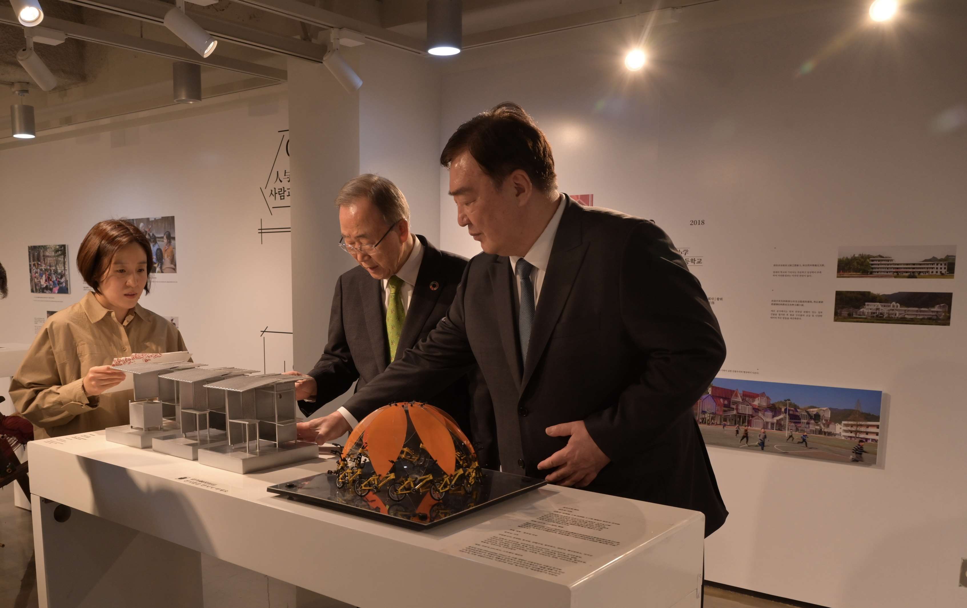 邢海明（右一）與潘基文共同參觀《自然生活傳承——美麗中國特展》。首爾中國文化中心供圖