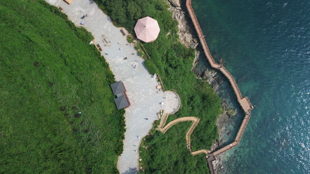 2023年8月16日，長(zhǎng)?？h小長(zhǎng)山島小水口森林公園一角（無(wú)人機(jī)照片）。新華社記者 陳為 攝