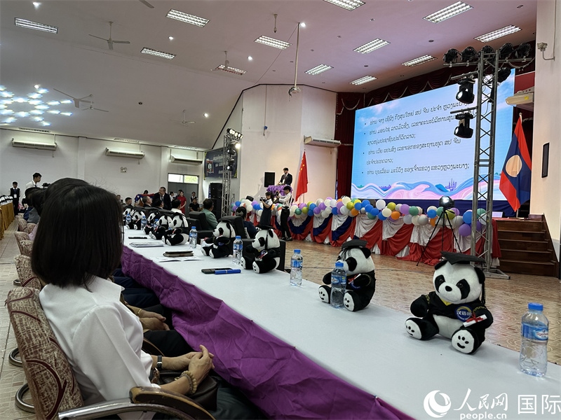 圖片：中老嘉賓在第二十三屆漢語(yǔ)橋世界大學(xué)生中文比賽老撾賽區(qū)決賽上致辭。孫廣勇攝