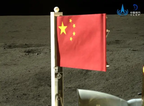五星紅旗在落于月背的嫦娥六號探測器上展開。