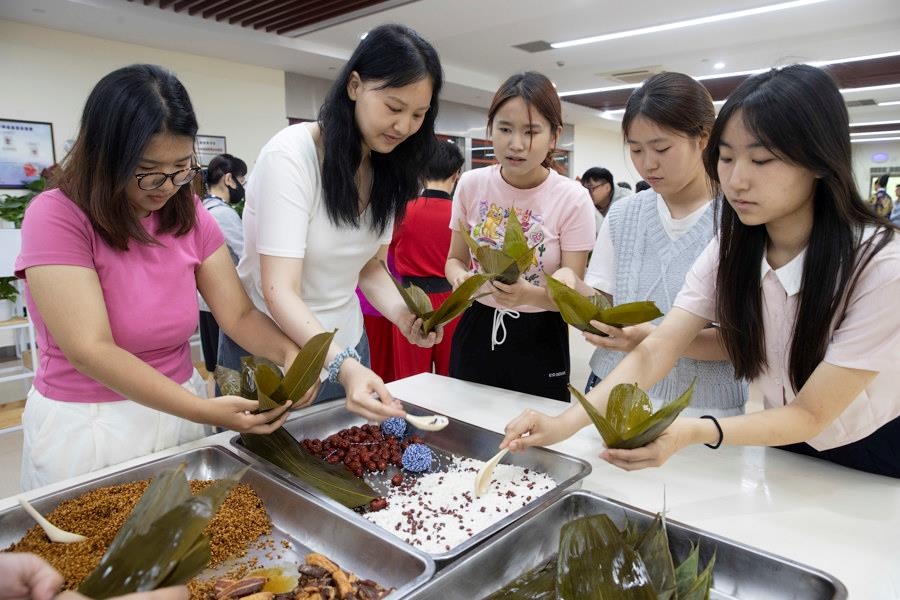 2024年6月1日，海峽兩岸青年學(xué)生在華東師范大學(xué)包粽子、做香囊，體驗(yàn)傳統(tǒng)文化。