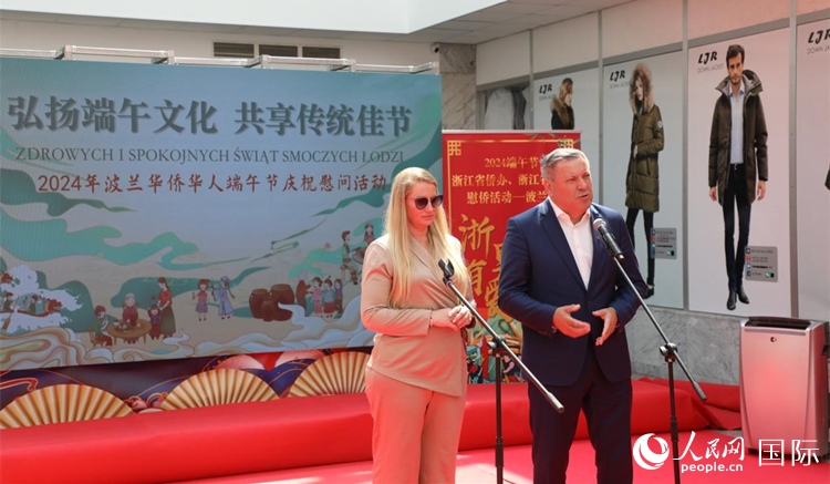 皮耶霍欽斯基（右）在活動上致辭。人民網(wǎng)記者 李增偉攝