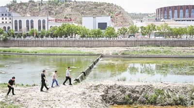 工作人員在內(nèi)蒙古呼和浩特市清水河縣城關(guān)鎮(zhèn)清水河河道巡查。新華社記者 貝赫攝