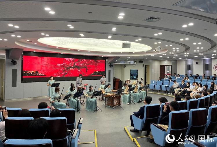 北京第二外國(guó)語(yǔ)學(xué)院學(xué)生帶來(lái)民樂(lè)表演。人民網(wǎng)記者 陳思攝