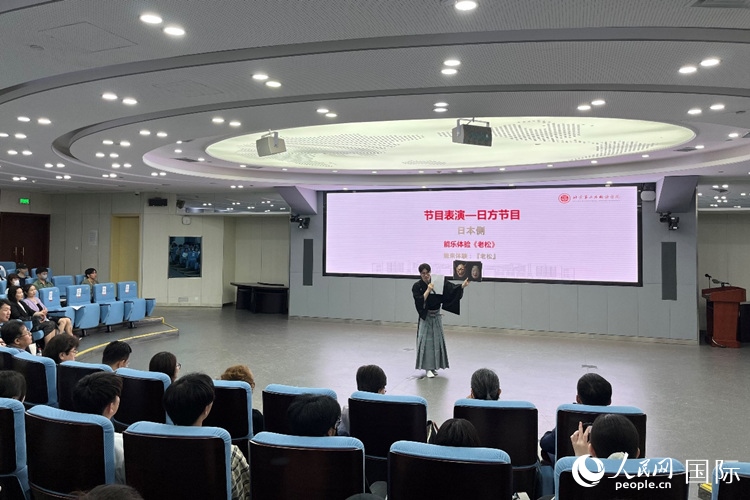 日本大學(xué)生介紹能樂(lè)知識(shí)。人民網(wǎng)記者 陳思攝
