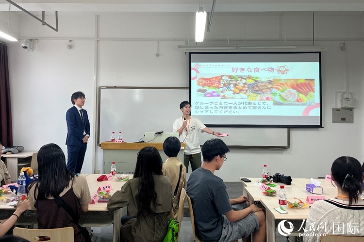 中日大學(xué)生交流討論。人民網(wǎng)記者 陳思攝