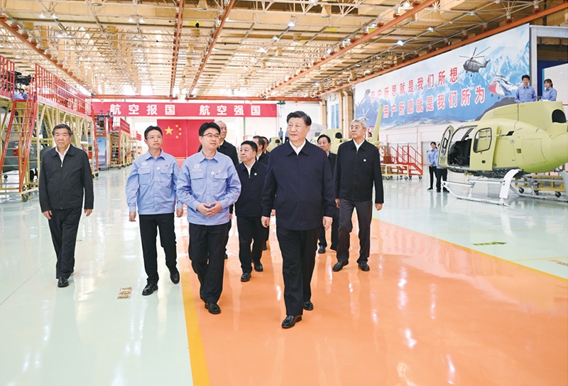 2023年10月10日至13日，中共中央總書記、國家主席、中央軍委主席習(xí)近平在江西考察。這是11日上午，習(xí)近平在景德鎮(zhèn)市昌河飛機(jī)工業(yè)（集團(tuán)）有限公司考察。 新華社記者 燕雁/攝