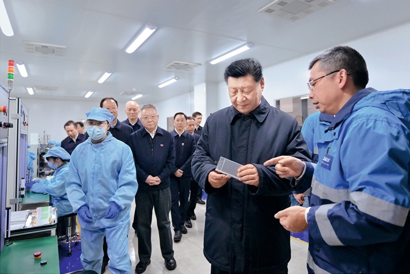 2024年3月18日至21日，中共中央總書記、國家主席、中央軍委主席習(xí)近平在湖南考察。這是18日下午，習(xí)近平在中德合資企業(yè)巴斯夫杉杉電池材料有限公司考察。 新華社記者 謝環(huán)馳/攝