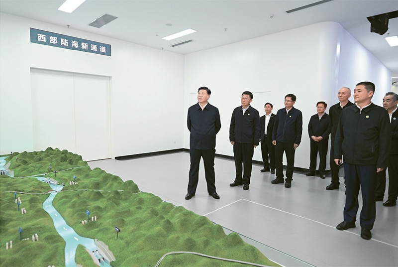 2023年12月14日至15日，中共中央總書記、國家主席、中央軍委主席習(xí)近平在廣西考察。這是14日上午，習(xí)近平在南寧市考察中國—東盟信息港股份有限公司，結(jié)合平陸運河沙盤聽取西部陸海新通道骨干工程建設(shè)匯報。 新華社記者 謝環(huán)馳/攝