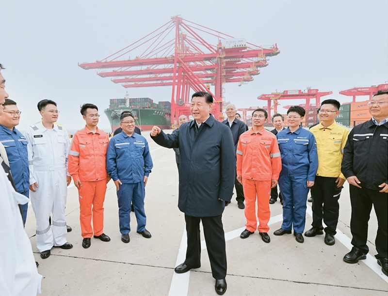 2024年5月22日至24日，中共中央總書記、國家主席、中央軍委主席習(xí)近平在山東考察。這是22日下午，習(xí)近平在日照港親切慰問港口科技工作者、運營人員、航運人員。 新華社記者 謝環(huán)馳/攝
