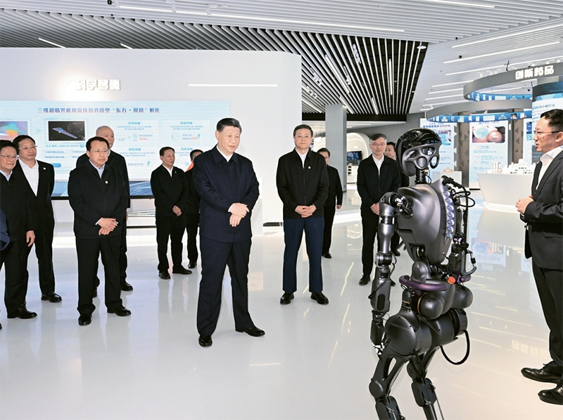 2023年11月28日至12月2日，中共中央總書記、國家主席、中央軍委主席習(xí)近平在上?？疾臁＿@是11月28日下午，習(xí)近平在浦東新區(qū)張江科學(xué)城參觀上海科技創(chuàng)新成果展。 新華社記者 謝環(huán)馳/攝