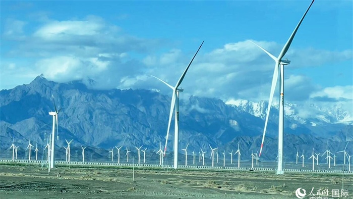 從烏魯木齊到吐魯番沿途的風(fēng)力發(fā)電設(shè)備。人民網(wǎng)記者 張麗婭攝