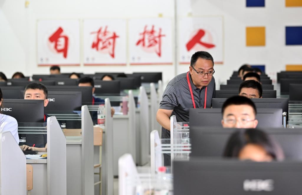 6月14日，評卷教師在天津師范大學(xué)評卷點(diǎn)評卷。新華社記者 李然 攝