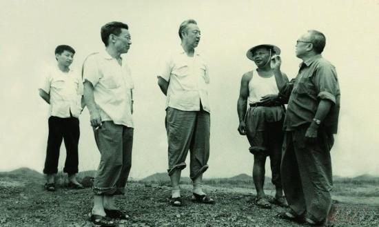 1978年8月，習仲勛（左三）在廣東惠陽農(nóng)村調(diào)研。在清華大學讀書的習近平（左一）利用暑假時間參加社會實踐，隨同父親一起下鄉(xiāng)。