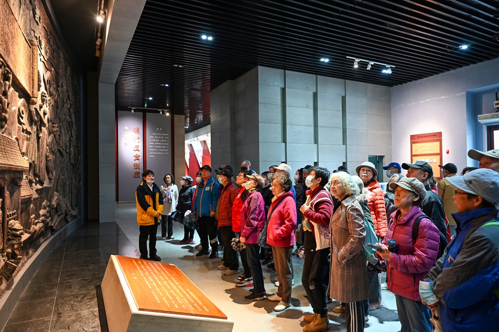 △ 2024年4月10日，北京朝陽(yáng)區(qū)安慧里社區(qū)黨委組織離退休黨員參觀“明鏡昭廉”明代反貪尚廉歷史文化園。