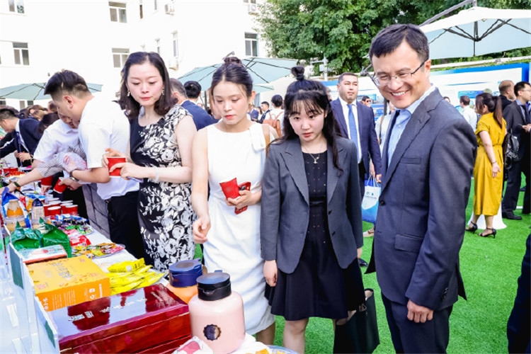 與會(huì)嘉賓參觀品鑒上合組織農(nóng)業(yè)基地特產(chǎn)。主辦方供圖