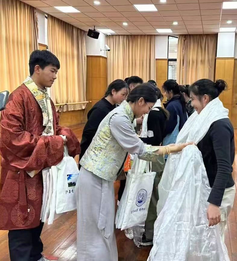 2024年1月18日，在上海市大同中學(xué)，果洛西寧民族中學(xué)學(xué)生給上海大同中學(xué)師生獻(xiàn)哈達(dá)。新華社發(fā)（果洛州教育局供圖）