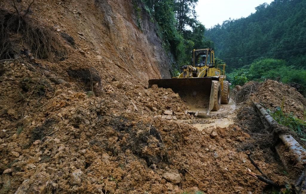 6月18日，在廣西融水苗族自治縣融水鎮(zhèn)新安村，一臺(tái)推土機(jī)在清理塌方路段。新華社發(fā)（龍林智攝）