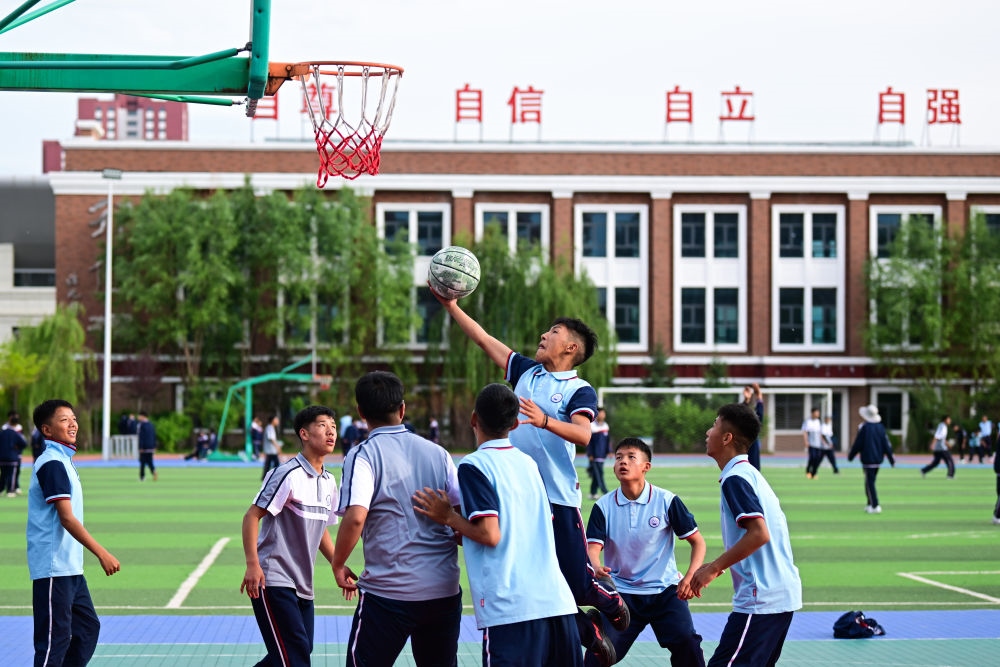 2024年6月18日，果洛西寧民族中學(xué)學(xué)生在打籃球。