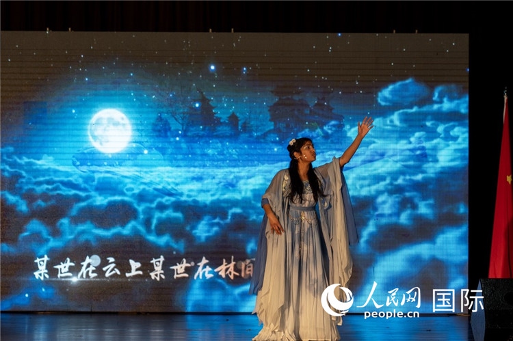 參賽選手演唱中文歌曲《左手指月》。人民日報非洲中心分社 希拉茲·莫林?jǐn)z