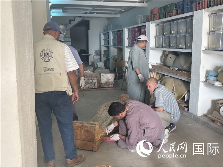 圖為中埃薩卡拉新出土文物數(shù)字化調(diào)查與研究項(xiàng)目團(tuán)隊(duì)在工作現(xiàn)場。薛江攝