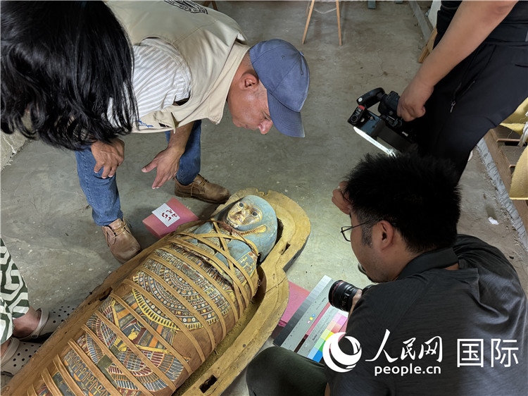 圖為中埃薩卡拉新出土文物數(shù)字化調(diào)查與研究項(xiàng)目團(tuán)隊(duì)在工作現(xiàn)場。薛江攝
