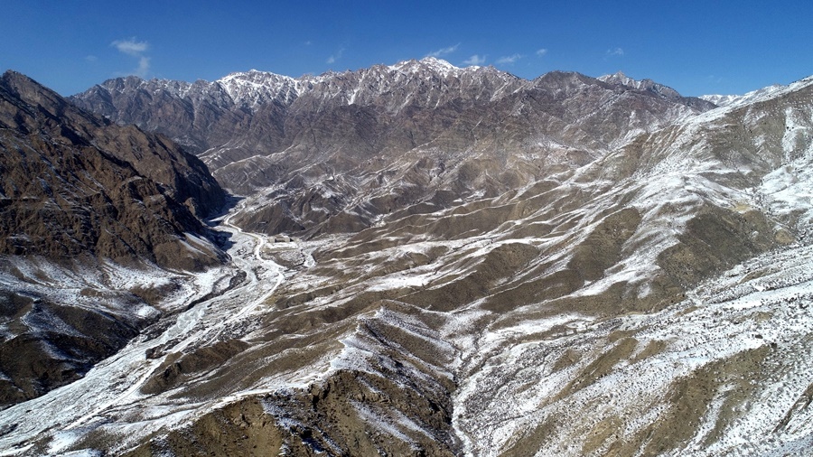 2023年2月9日在寧夏賀蘭山蘇峪口國(guó)家森林公園拍攝的雪后賀蘭山（無人機(jī)照片）。新華社記者 王鵬 攝