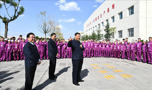 2021年6月7日至9日，習(xí)近平總書(shū)記在青?？疾?。這是7日下午，習(xí)近平總書(shū)記在青海圣源地毯集團(tuán)有限公司考察時(shí)，同企業(yè)員工親切交流。新華社記者 謝環(huán)馳 攝