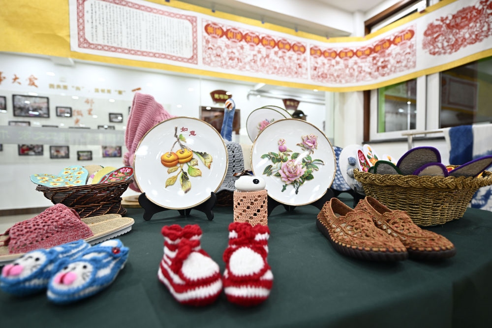 長(zhǎng)城花園社區(qū)居民制作的手工藝品（6月19日攝）。
