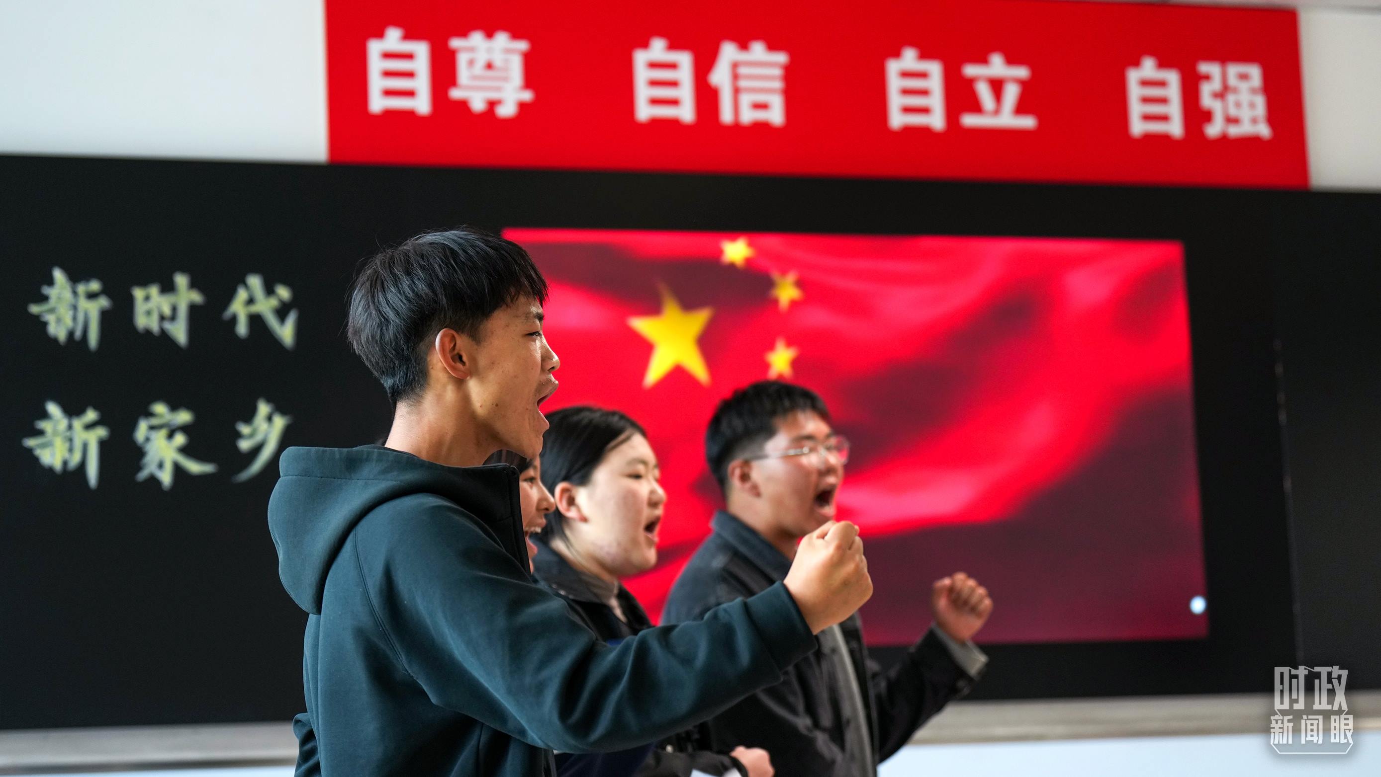 △果洛西寧民族中學(xué)高一（1）班的“新時(shí)代、新家鄉(xiāng)”主題思政課。（總臺(tái)央視記者許永松、國(guó)廣記者李晉拍攝）