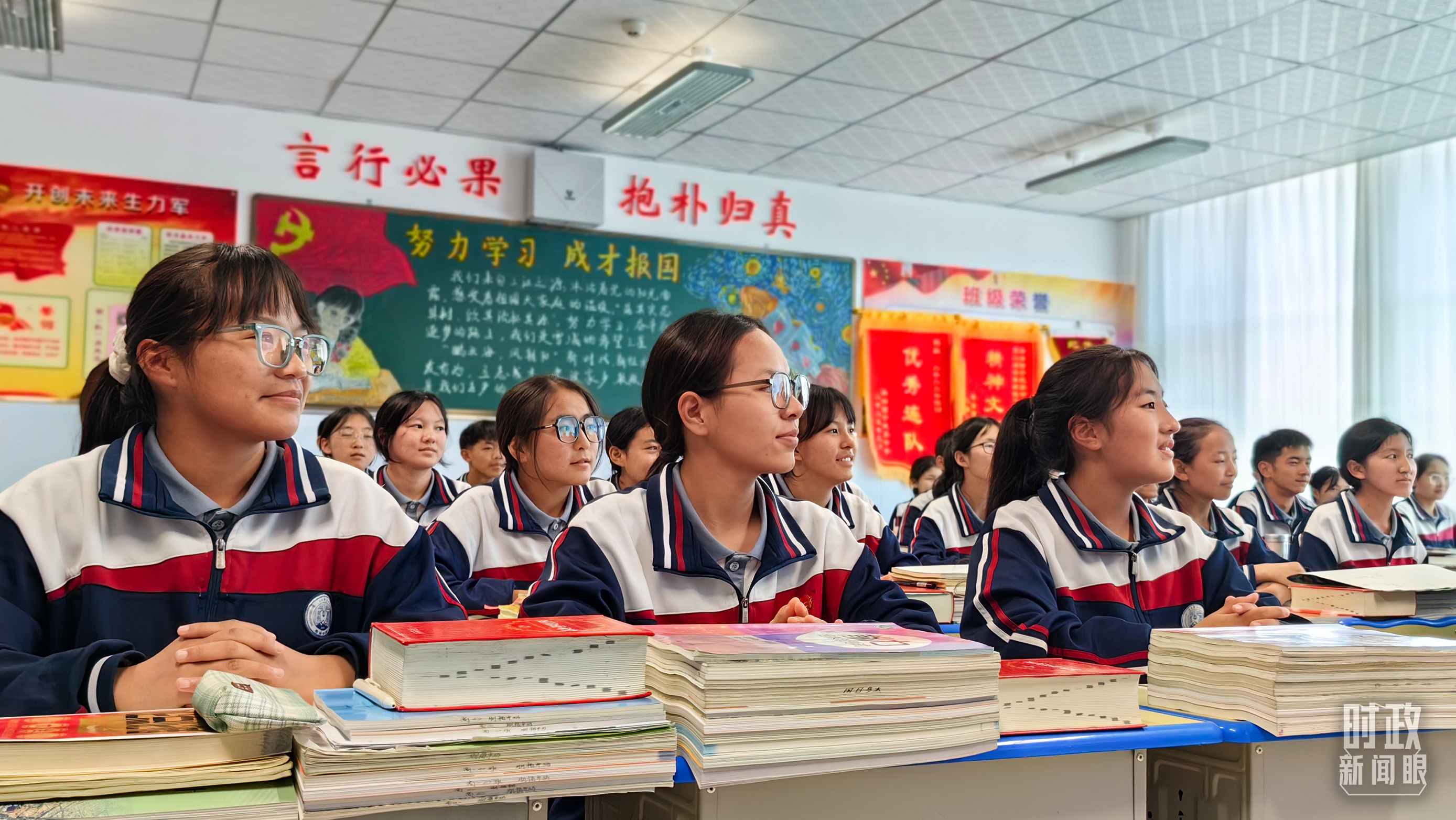 △果洛西寧民族中學(xué)高一（1）班的“新時(shí)代、新家鄉(xiāng)”主題思政課。（總臺(tái)央視記者段德文拍攝）
