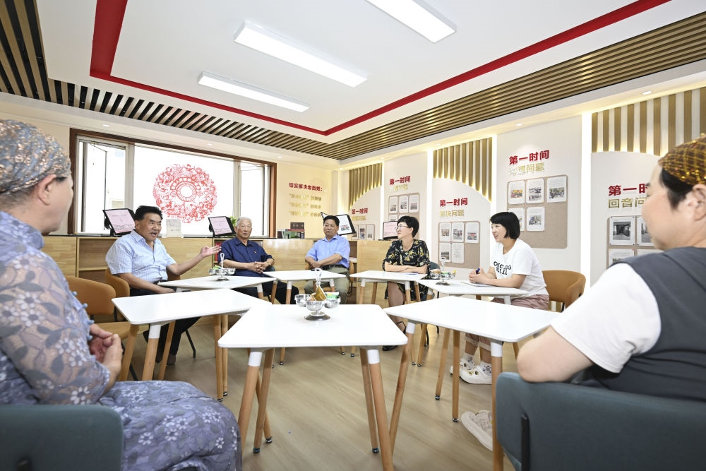 6月20日，長(zhǎng)城花園社區(qū)居民在居民議事廳議事。