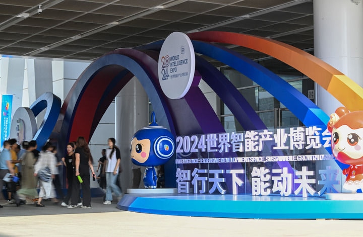 6月20日，與會者走入國家會展中心（天津）參會。新華社記者 孫凡越 攝