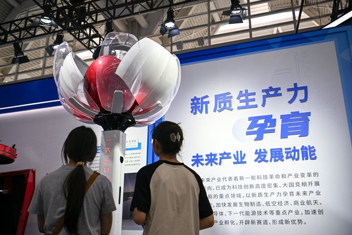 6月20日，與會者參觀天津云圣智能科技有限責任公司展區(qū)展出的“圣·寶蓮燈”全自主無人機巡檢系統(tǒng)。新華社記者 孫凡越 攝