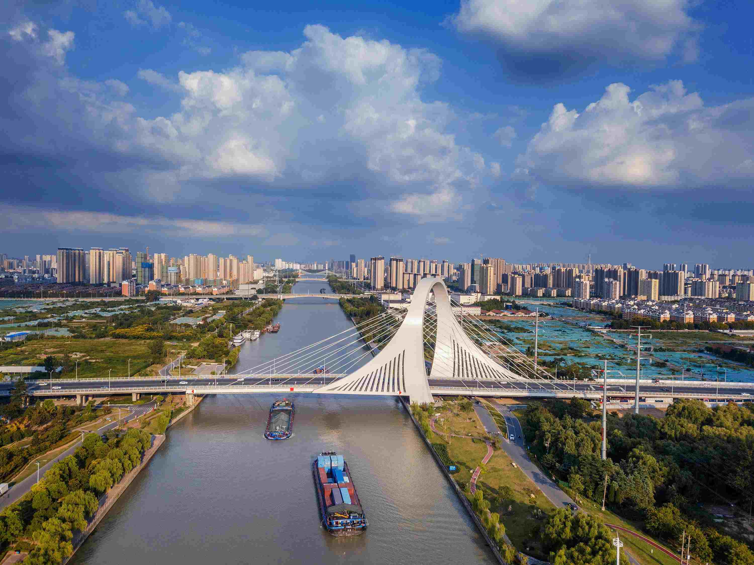 2022年9月12日，幾艘船舶行駛在江蘇淮安運(yùn)河大橋附近。