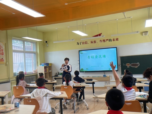 學(xué)生們在教室上語文課。 人民網(wǎng)記者 陳琦攝