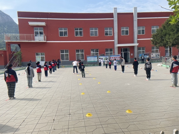 學(xué)生們在操場上上體育課。人民網(wǎng)記者 陳琦攝