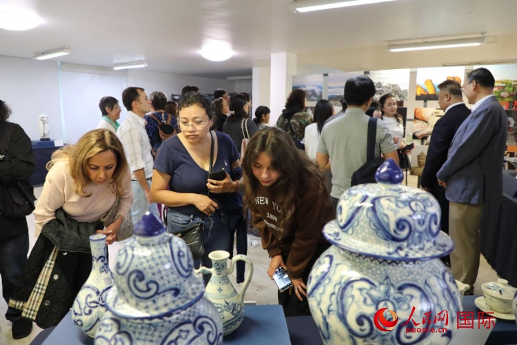 在展覽現(xiàn)場，觀眾們駐足欣賞德化瓷和墨西哥彩瓷。人民網(wǎng) 埃內(nèi)斯托·多明戈斯攝