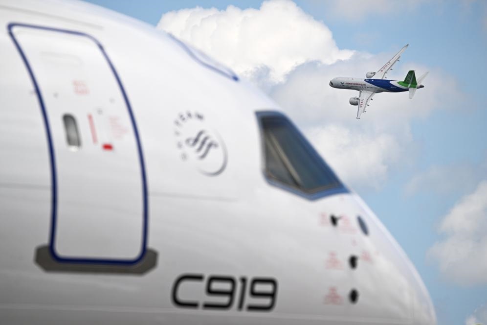 一架中國商飛公司C919客機(jī)在新加坡航展上做飛行表演（2024年2月20日攝）。新華社發(fā)（鄧智煒攝）