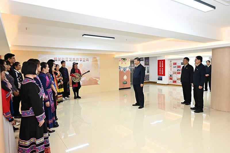 2023年12月14日，習(xí)近平總書記在廣西南寧市良慶區(qū)蟠龍社區(qū)黨群服務(wù)中心文體活動室同社區(qū)居民親切交流。