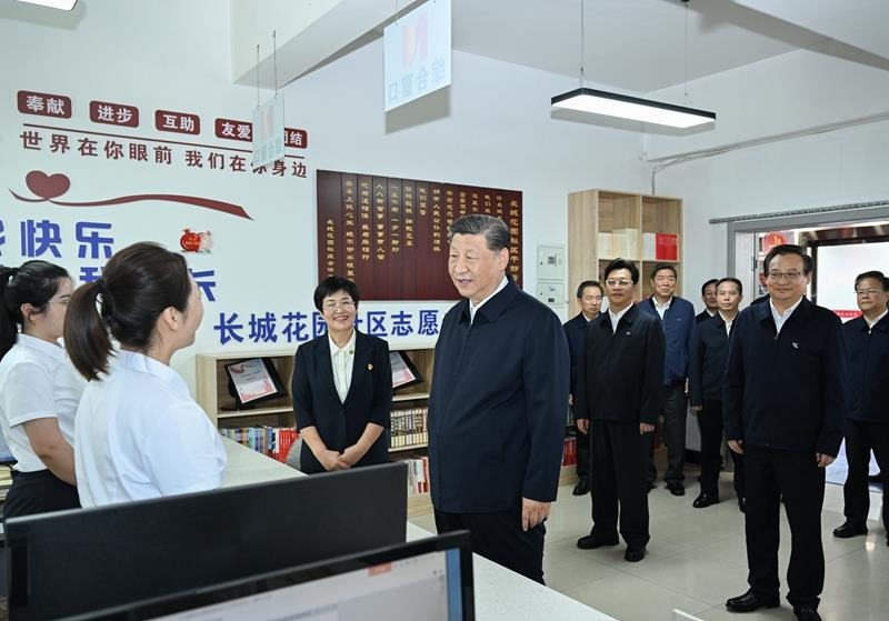 2024年6月19日，習(xí)近平總書記在寧夏銀川市金鳳區(qū)長城花園社區(qū)黨群服務(wù)中心便民服務(wù)廳了解社區(qū)開展便民惠民服務(wù)等情況。