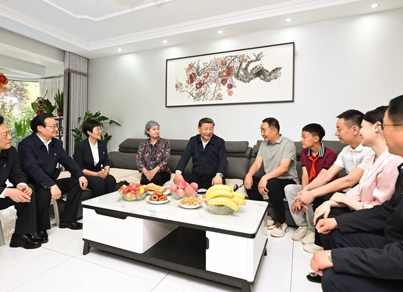 2024年6月19日，習(xí)近平總書記在寧夏銀川市金鳳區(qū)長城花園社區(qū)居民趙守成家中，同一家人圍坐在一起拉家常。