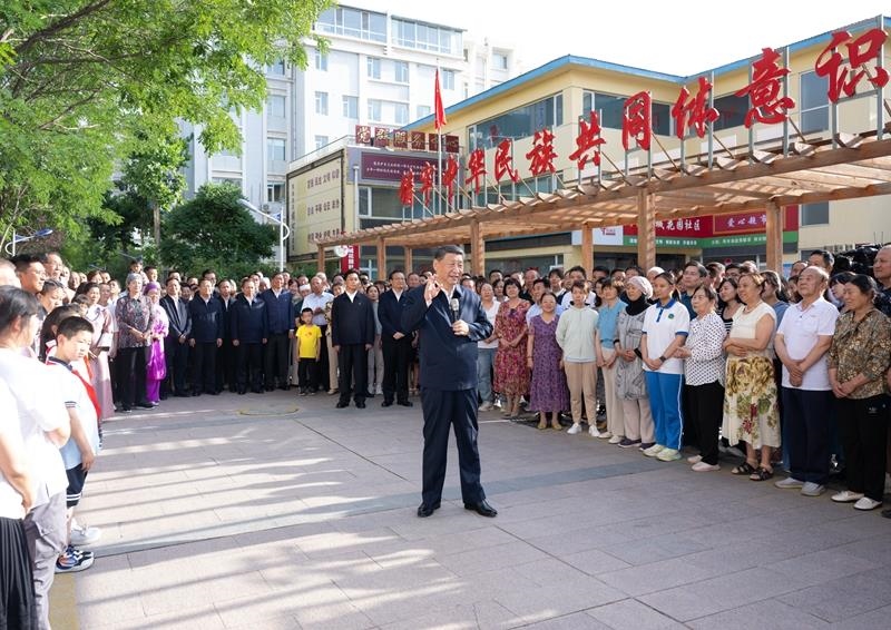 2024年6月19日，習(xí)近平總書記在寧夏銀川市金鳳區(qū)長城花園社區(qū)考察時，同社區(qū)居民親切交流。