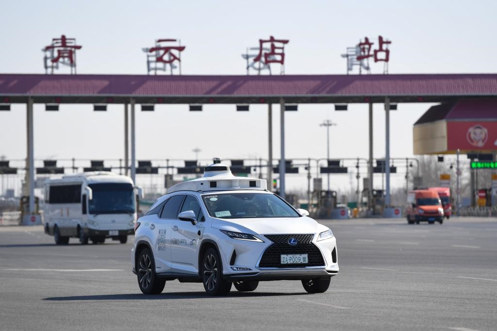 一輛自動駕駛車行駛在北京大興國際機(jī)場到亦莊的自動駕駛線路上（2024年3月1日攝）。新華社記者 鞠煥宗 攝