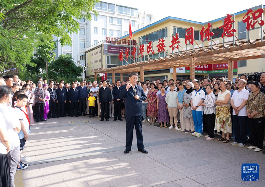 6月19日下午，習近平總書記在銀川市金鳳區(qū)長城花園社區(qū)考察時，同社區(qū)居民親切交流。