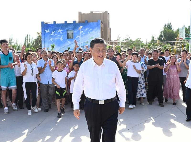 2022年7月14日，習(xí)近平總書記在新疆吐魯番市高昌區(qū)亞爾鎮(zhèn)新城片區(qū)新城西門村考察時，同各族群眾在一起。