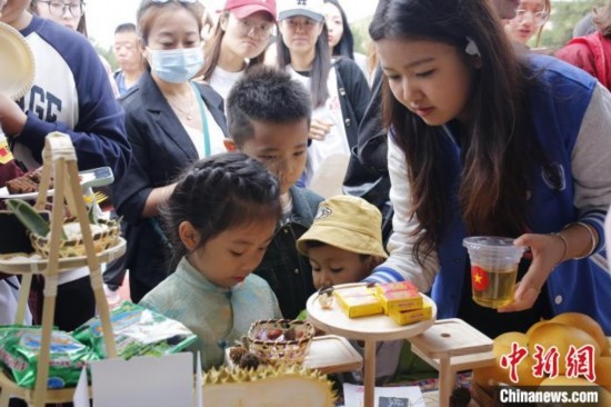 6月23日，越南留學(xué)生在國際文化節(jié)現(xiàn)場為小朋友制作美食。