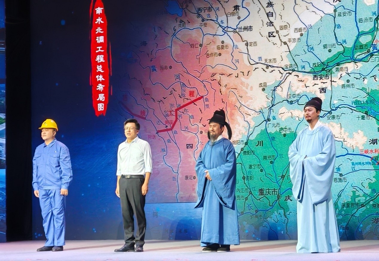 演員張志堅（右二）、演員侯京?。ㄓ乙唬⒈本┕鼐醇o念館執(zhí)行館長張鵬（左二）和江蘇省江都水利工程管理處第二抽水站管理所副所長郭凱（左一）同臺演繹。